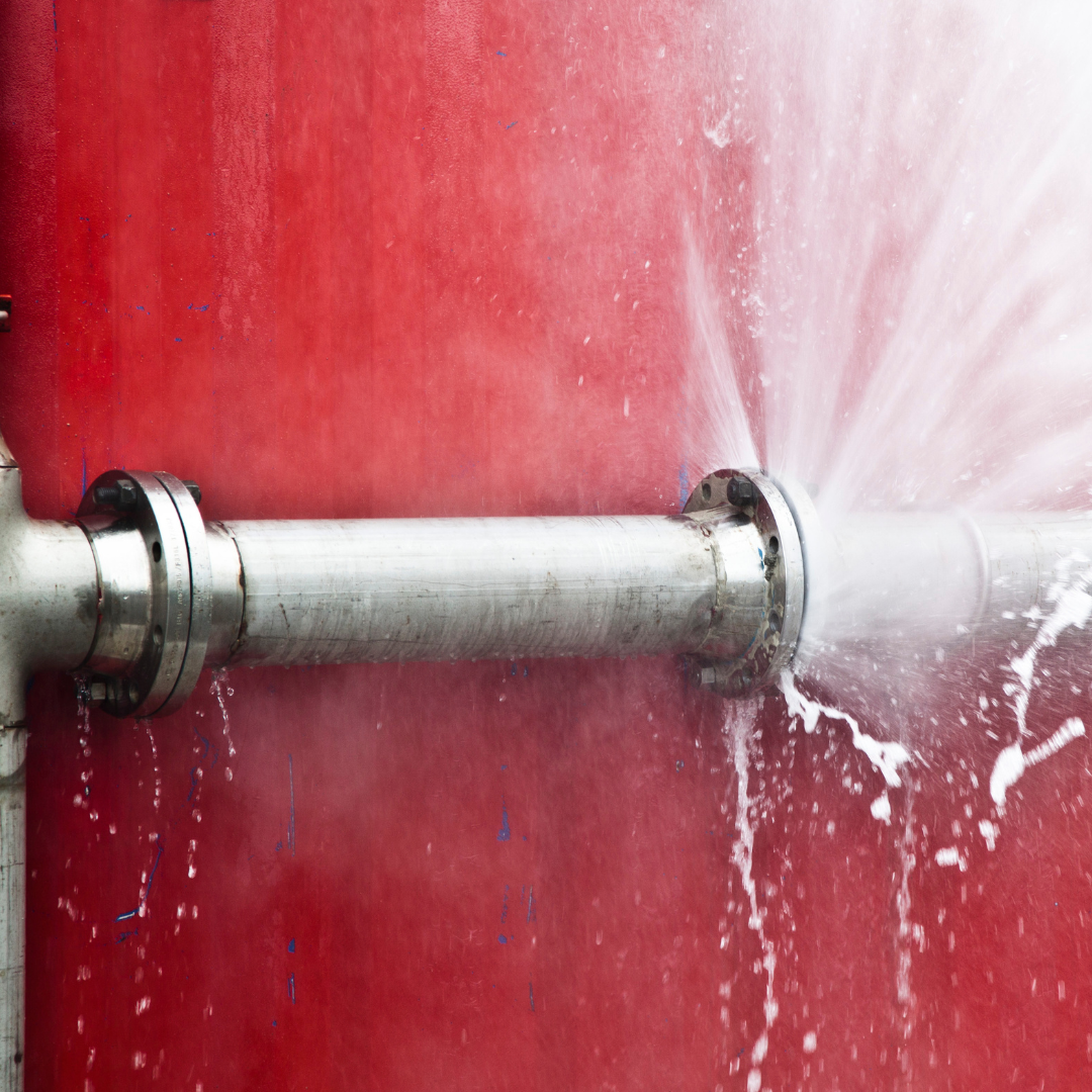 Notfall-Einsatz bei Rohrbruch – Techniker repariert Wasserleitung