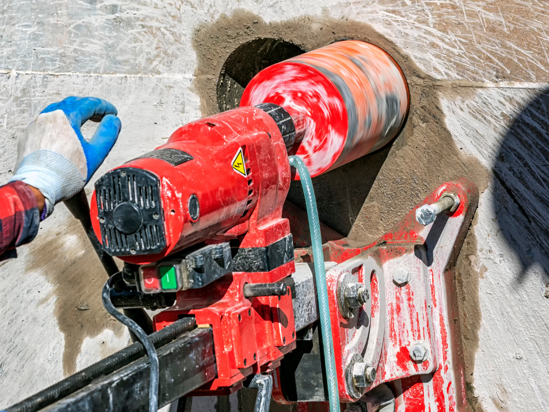 Fachgerechte Kernbohrung an einer Betonwand mit Nassbohrtechnik