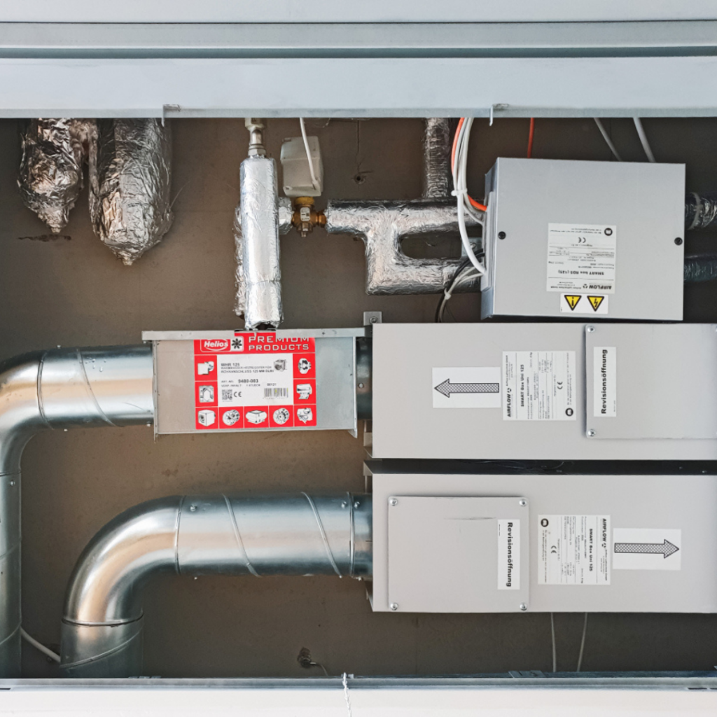 Zentrale KWL-Anlage zur kontrollierten Wohnraumlüftung im Technikraum installiert